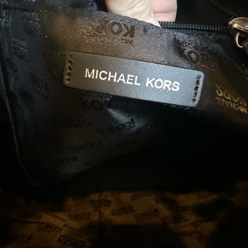 Michael Kors Jet Set Large Convertible Shoulder Bag in grey and black - Picture 9 of 9